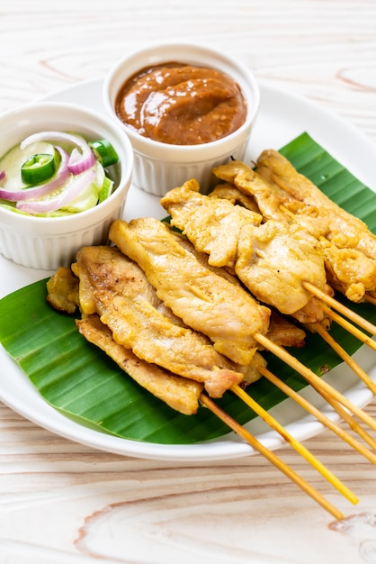 Satay de cerdo: cerdo a la parrilla servido con salsa de maní o salsa agridulce