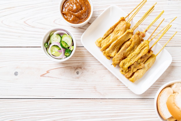 Satay de cerdo: cerdo a la parrilla servido con salsa de maní o salsa agridulce