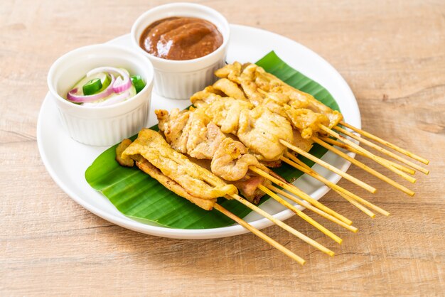 Satay de cerdo: cerdo a la parrilla servido con salsa de maní o salsa agridulce