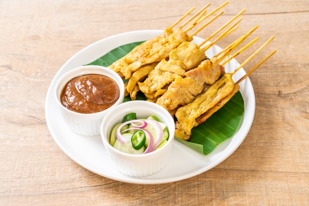 Satay de cerdo: cerdo a la parrilla servido con salsa de maní o salsa agridulce