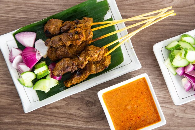 Satay de carne da Malásia com delicioso molho de amendoim