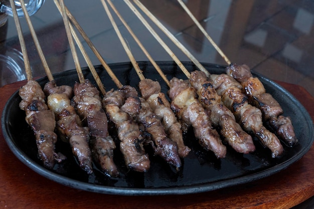 Satay de cordeiro indonésio servido em chapa quente de ferro