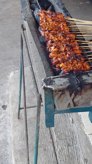 Satay de Frango é um espeto de frango grelhado marinado com especiarias e servido com molho de amendoim