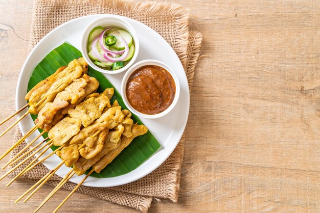 Satay de porco - porco grelhado servido com molho de amendoim ou molho agridoce