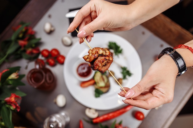 Satay oder Sate, Fleischspieß und gegrilltes Fleisch, serviert mit Erdnusssauce, Gurke und Ketupat, Malaysia oder Indonesien. Hühnerfleisch. Scharfes und würziges malaysisches Gericht, asiatische Küche.