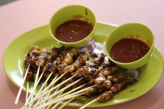 Foto satay de pollo para el almuerzo