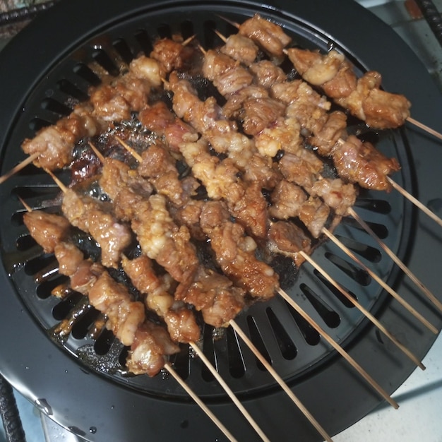 El satay de pollo es un alimento típico de Indonesia