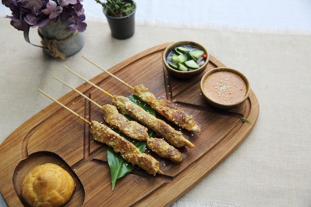 Satay de pollo en madera