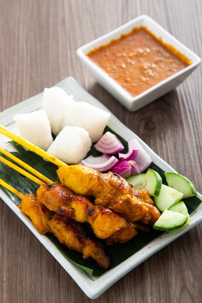 Satay de pollo malasio con deliciosa salsa de maní