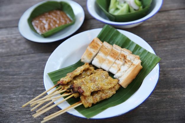 Satay sobre fondo de madera