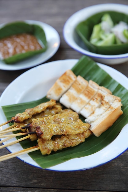 Satay sobre fondo de madera