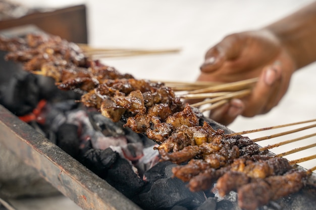 Sate Ayam traditionelle Küche von Chiken Satay-Spieß, der mit Holzkohle gegrillt wird