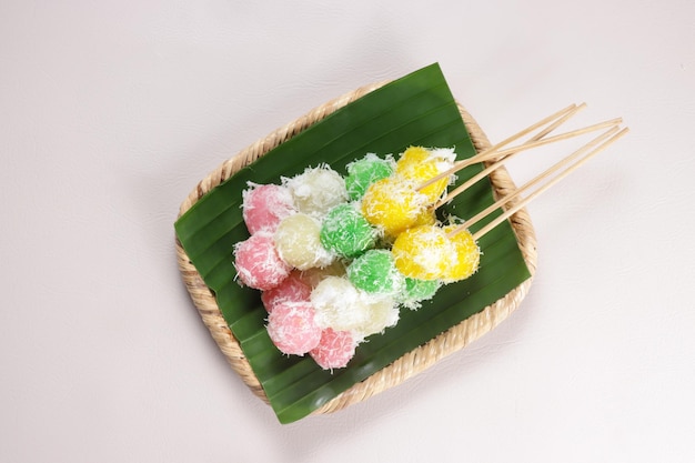 Sate Cenil ist ein traditioneller indonesischer Snack aus geriebenem Maniok, serviert mit geriebener Kokosnuss