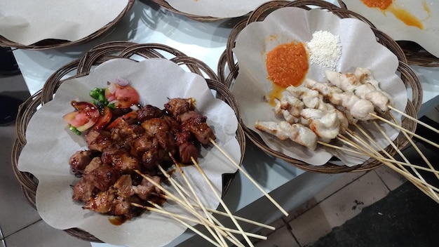 Sate Kambing à esquerda e Sate Taichan à direita Duas variantes satay populares na Indonésia