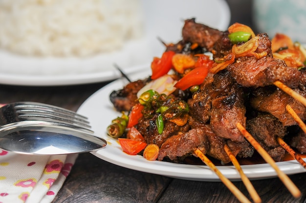 Sate Kambing oder Satai ist ein Essen aus jungem Ziegenfleisch, das mit einem Stock gestochen und verbrannt wird