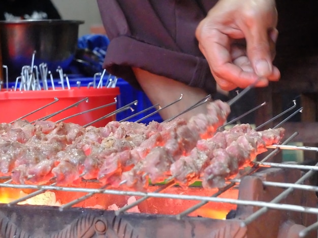 sate klathak. é uma espetada de cabra grelhada no carvão com sal e temperos de avelã. esfaqueado com.