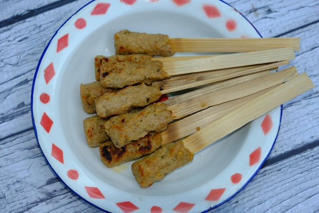 Sate Lilit ist eine Satay-Variante in Indonesien, die aus der balinesischen Küche stammt. Hergestellt aus Fisch, Schweinefleisch.