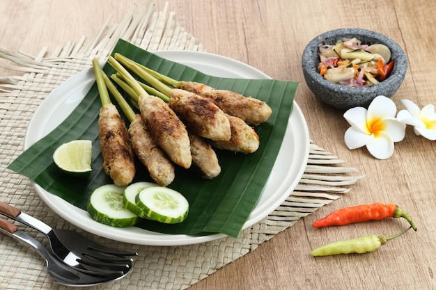 Sate Lilit, satay tradicional de frango picado balinês com capim-limão como espeto, servido com sambal