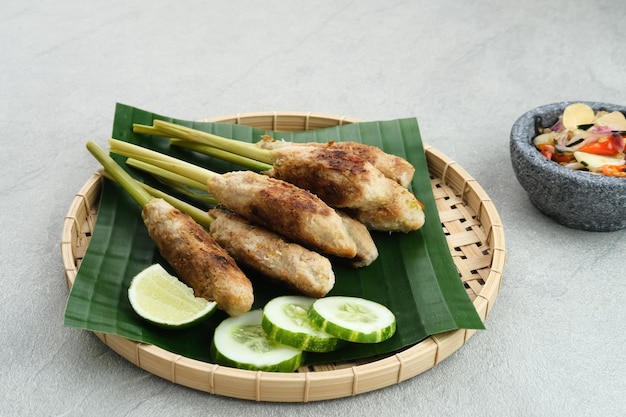 Sate Lilit, traditionelles balinesisches Hackfleisch-Satay mit Zitronengras am Spieß, serviert mit Sambal