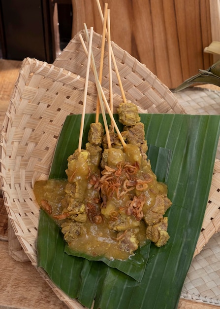 Sate Padang ou satay padang é um satay de carne picante de Padang, West Sumatra. Servido com curry picante