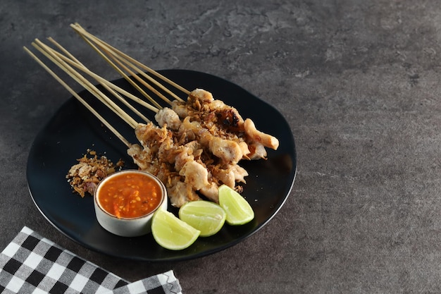 Sate Taichan, Frango Grelhado Satay com sal e cebola frita. Servido no prato com sambal (pimenta)