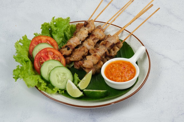 Sate Taichan Frango Grelhado Satay Servido em prato com molho de sambal ou pimentão