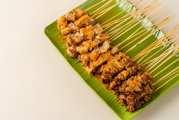 Sate taichan ou taichan satay com pele de frango grelhado servido com molho de pimenta