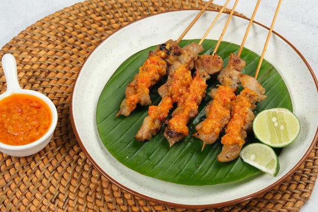 Sate Taichan pollo a la parrilla Satay Servido en un plato con salsa de sambal o chile