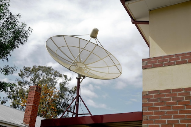 Satélite instalado em uma casa em dia nublado