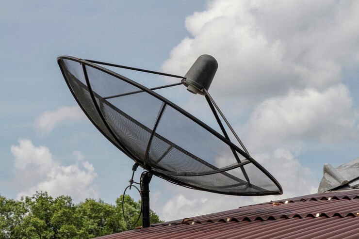 Satélite negro en techo rojo en Tailandia