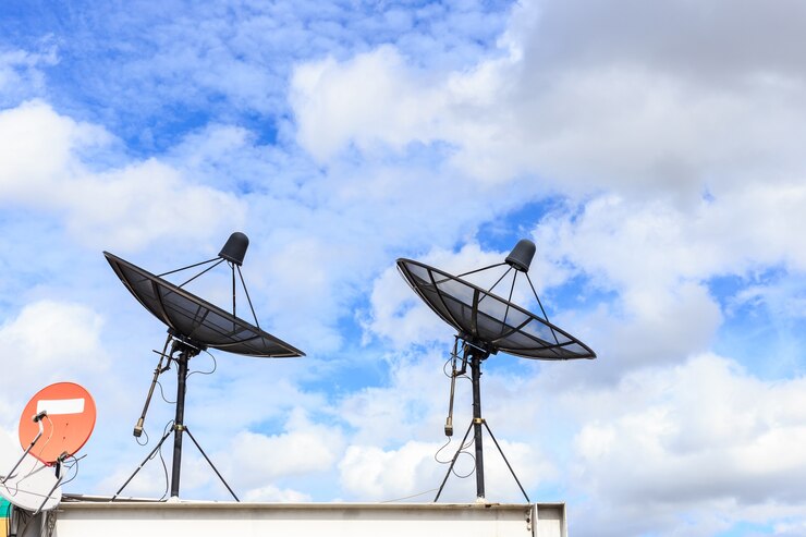 Foto satélite preto instalar no telhado da casa com fundo de céu azul
