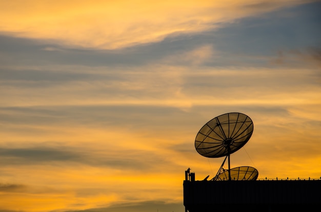 Satellitenschüssel bei Sonnenuntergang.