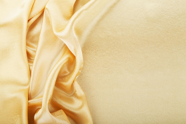 Satén amarillo o tela de seda como fondo