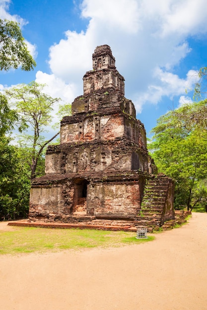 Sathmahal o Satmahal Prasadaya es un palacio de siete pisos en la antigua ciudad de Polonnaruwa, Sri Lanka