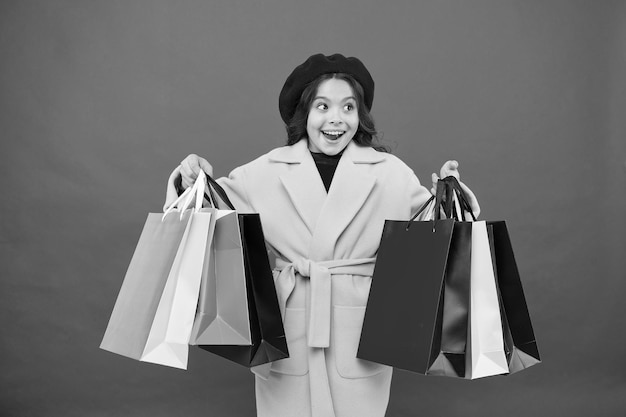 Satisfacción del cliente Horario de máxima audiencia comprar ropa de primavera Obsesionado con las compras Chica linda niño sostener bolsas de compras Obtener descuentos en compras en vacaciones de cumpleaños Buena compra Fashionista disfrutar de las compras