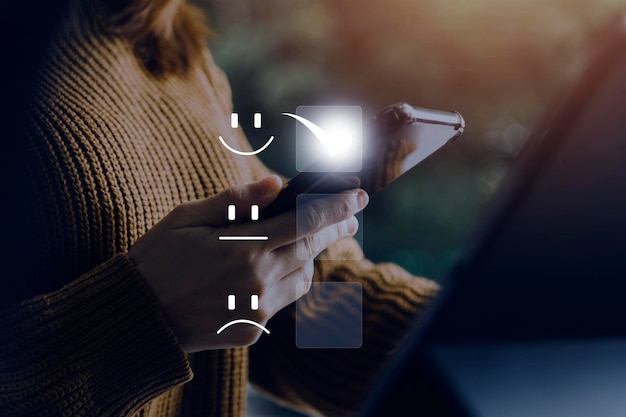 Satisfacción y concepto de servicio al cliente Los empresarios están tocando la pantalla virtual en el icono de la carita sonriente feliz para dar satisfacción en la calificación del servicio muy impresionado