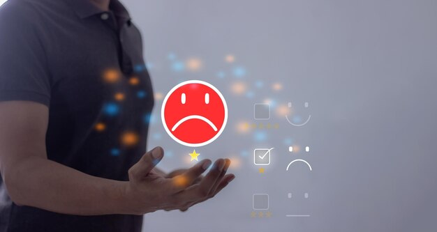 Satisfacción del consumidor Joven con emoji en la mano para revisar y da 1 estrella con mal servicio
