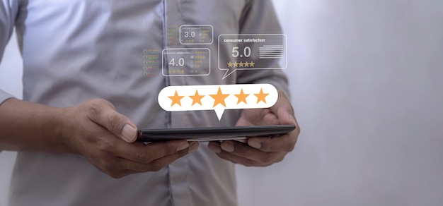 Satisfacción del consumidor joven mano usando portátil con cinco estrellas para revisar y dar 5 estrellas