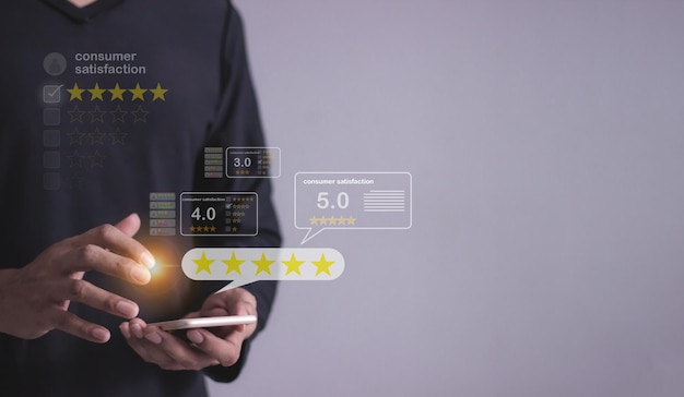 Satisfacción del consumidor El joven utiliza el teléfono inteligente con cinco estrellas
