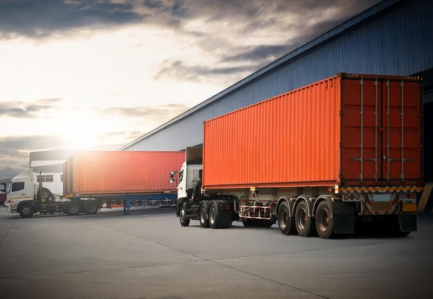 Foto sattelschlepper auf dem parkplatz bei warehouse freight trucks logistic cargo transport