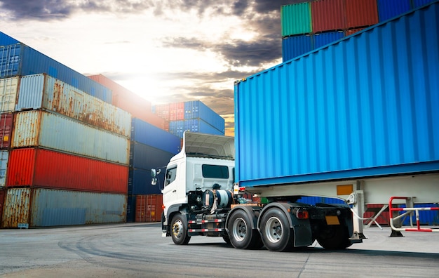 Foto sattelschlepper auf dem parkplatz des port distribution center freight truck shipping logistic