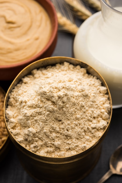 Sattu é uma farinha, mistura de leguminosas moídas torradas e cereais. Suplemento alimentar tradicional e nutricional da Índia. Servido sobre fundo temperamental. foco seletivo