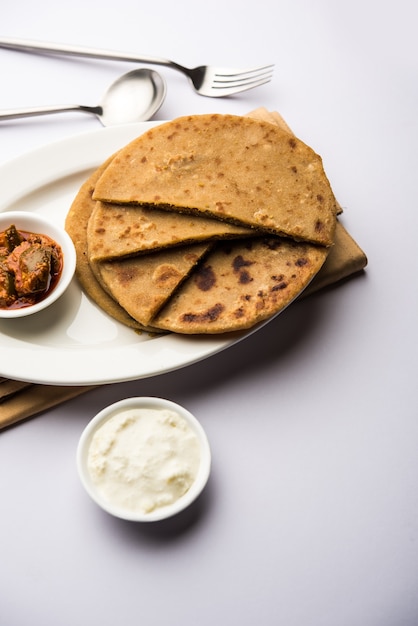 Sattu Ka Paratha Farinha de Channa Dal Recheado Paratha servida com picles de manga e requeijão ou dahi