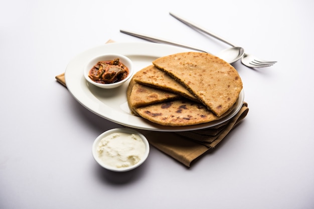 Sattu Ka Paratha Farinha de Channa Dal Recheado Paratha servida com picles de manga e requeijão ou dahi