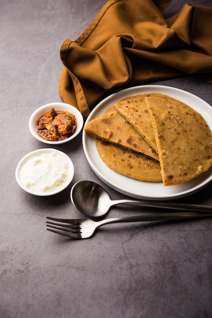 Sattu Ka Paratha Farinha de Channa Dal Recheado Paratha servida com picles de manga e requeijão ou dahi