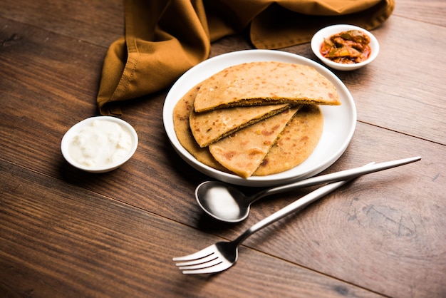 Sattu Ka Paratha Farinha de Channa Dal Recheado Paratha servida com picles de manga e requeijão ou dahi