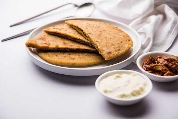 Sattu Ka Paratha Rellena Channa Dal Harina Paratha servida con pepinillo de mango y cuajada o dahi