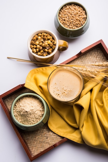 Sattu sharbat é uma bebida doce refrescante feita no verão com farinha de grão de bico preto torrado, cevada, suger, sal e água. servido em um copo. foco seletivo