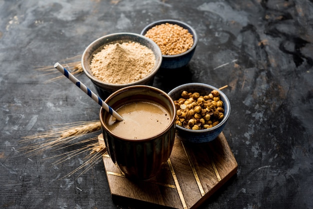 Sattu sharbat é uma bebida doce refrescante feita no verão com farinha de grão de bico preto torrado, cevada, suger, sal e água. servido em um copo. foco seletivo