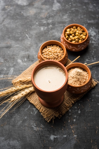 Sattu sharbat é uma bebida doce refrescante feita no verão com farinha de grão de bico preto torrado, cevada, suger, sal e água. servido em um copo. foco seletivo